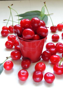 Eski ahşap masa üzerinde sepette Olgun Kiraz 