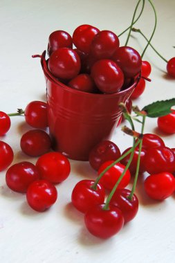 Eski ahşap masa üzerinde sepette Olgun Kiraz  