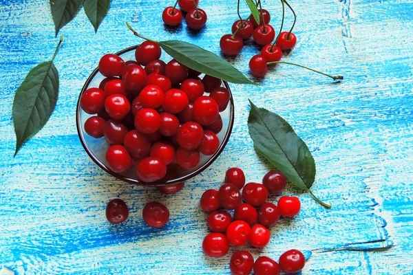 Cerezas maduras en cesta sobre mesa de madera vieja —  Fotos de Stock