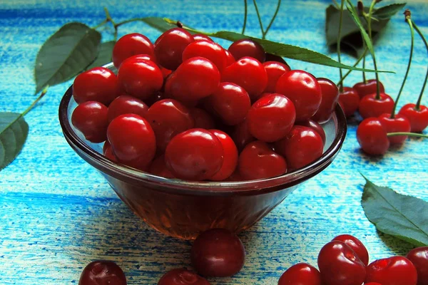 Cerezas maduras en cesta sobre mesa de madera vieja — Foto de Stock