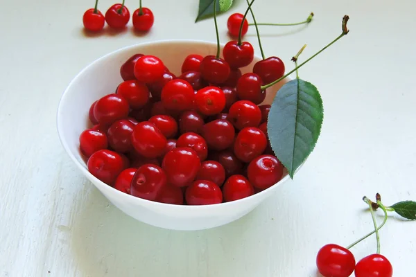 Cerezas maduras en cesta sobre mesa de madera vieja — Foto de Stock