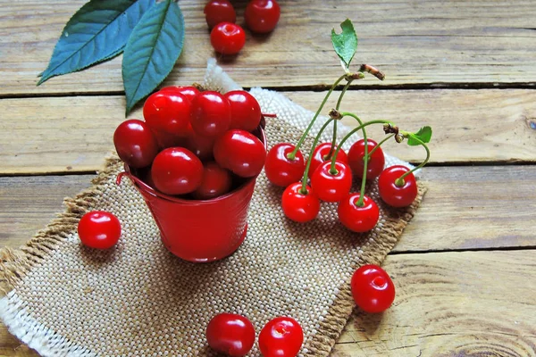 Cerezas maduras en cesta sobre mesa de madera vieja —  Fotos de Stock