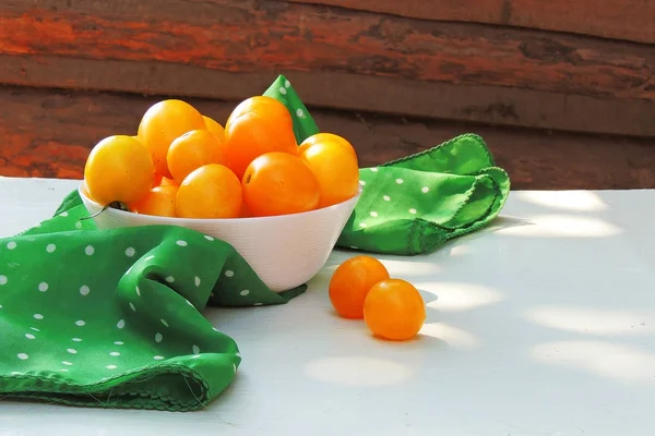 Bir tabak içinde sarı domates — Stok fotoğraf