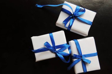 Sanat Noel tatil kompozisyon sizin metin için Noel ağacı süsleme ve kopya yer Beyaz ahşap zemin üzerine