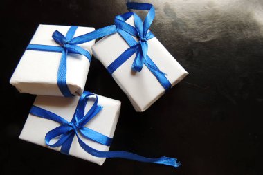 Sanat Noel tatil kompozisyon sizin metin için Noel ağacı süsleme ve kopya yer Beyaz ahşap zemin üzerine