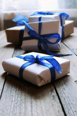 Sanat Noel tatil kompozisyon sizin metin için Noel ağacı süsleme ve kopya yer Beyaz ahşap zemin üzerine