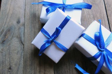 Sanat Noel tatil kompozisyon sizin metin için Noel ağacı süsleme ve kopya yer Beyaz ahşap zemin üzerine