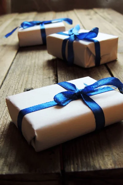 Sanat Noel tatil kompozisyon sizin metin için Noel ağacı süsleme ve kopya yer Beyaz ahşap zemin üzerine