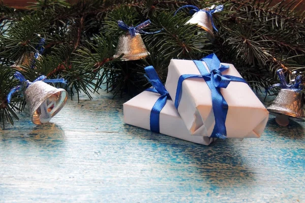 Vánoční dovolená kompozice na bílém dřevěném pozadí s vánoční stromeček dekorace a kopírovat prostor pro váš text — Stock fotografie