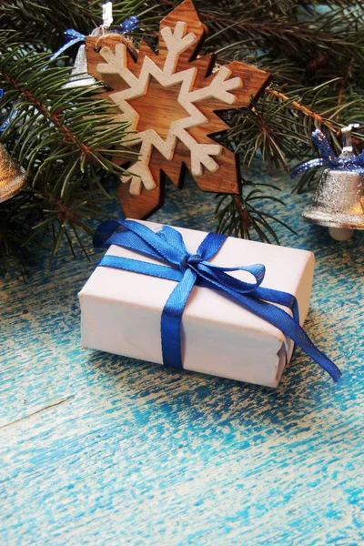 Noel tatili kompozisyonu beyaz ahşap zemin üzerine Noel ağacı süslemesi ve metin için kopyalama alanı — Stok fotoğraf