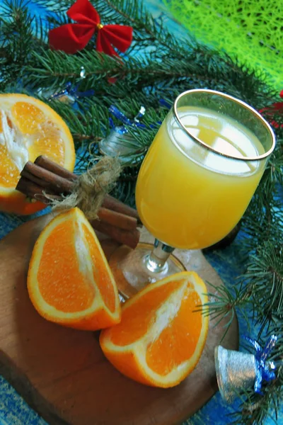 Zumo de naranja y naranja. Fondo de Año Nuevo — Foto de Stock
