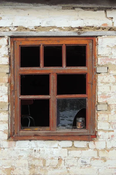 pencere ve kırık cam