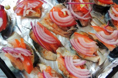 pişmiş sebze ile uskumru