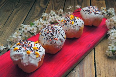 Paskalya kek ve kiraz dal