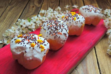 Paskalya kek ve kiraz dal