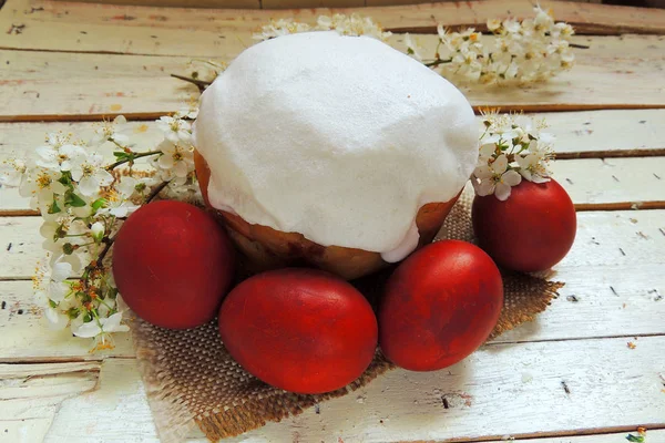 Gâteau de Pâques et oeufs de Pâques — Photo