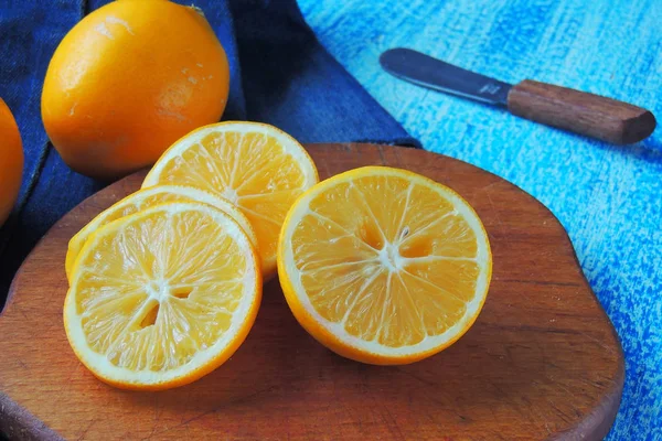Лимон крупным планом и вырезать — стоковое фото