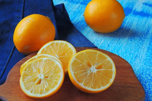Лимон крупным планом и вырезать — стоковое фото