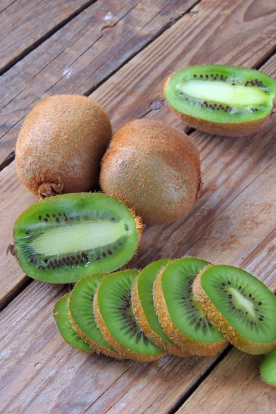 Kiwi primer plano y seccionado —  Fotos de Stock