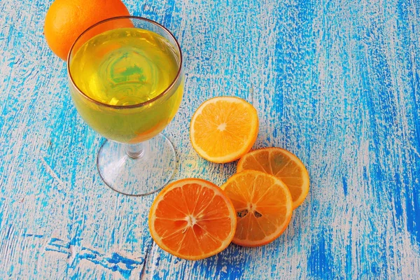 Лимонный напиток и лимон — стоковое фото