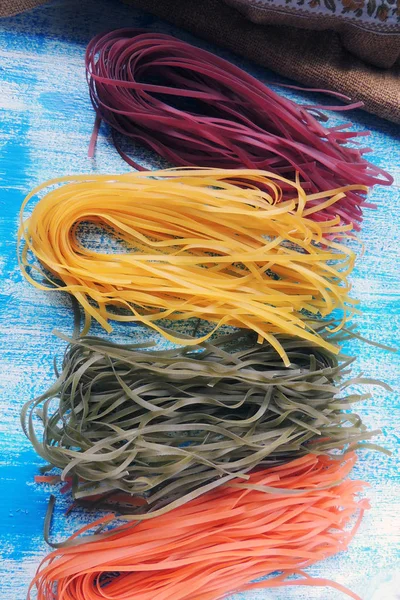 Spaghettis multicolores, espace pour le texte — Photo