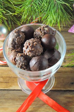 Çikolatalı şekerler. Noel arkaplanı