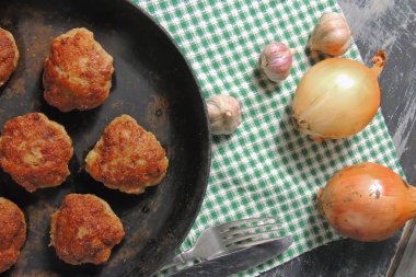 bir tavada ev yapımı köfte