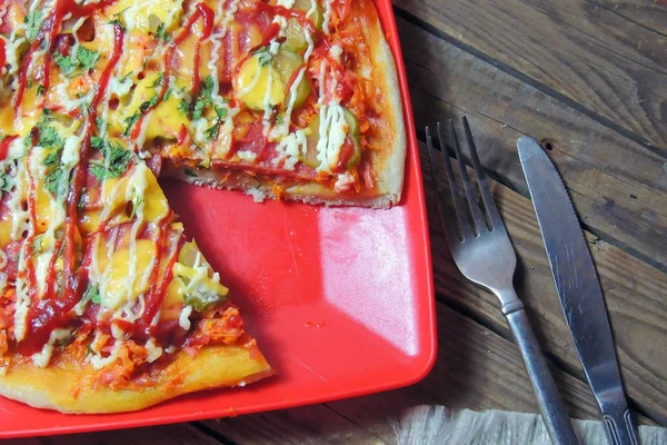 Domácí pizza s klobásou — Stock fotografie