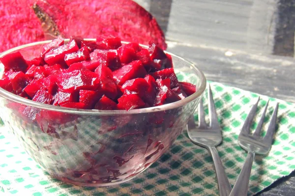 Insalata con barbabietole bollite e aglio — Foto Stock