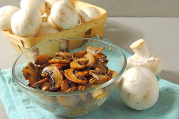 Champignons fritti e cotti in forno — Foto Stock