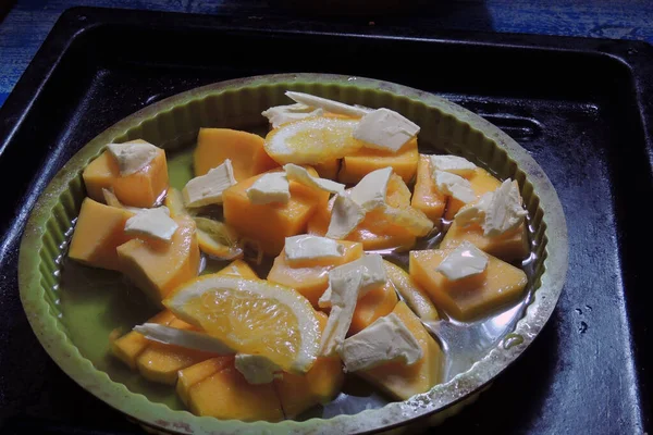 南瓜，烤箱里有奶油和橙子 — 图库照片