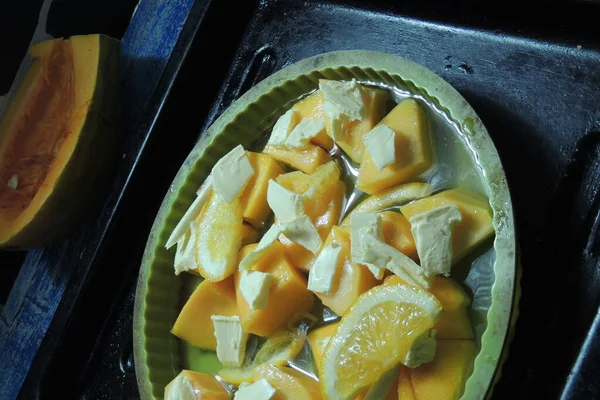 Kürbis mit Butter und Orange im Ofen — Stockfoto