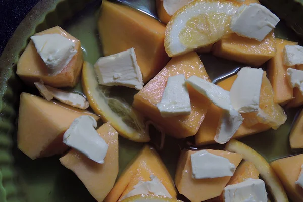 Kürbis mit Butter und Orange im Ofen — Stockfoto