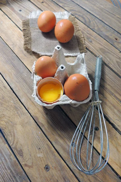 Huevos de pollo y batidor —  Fotos de Stock