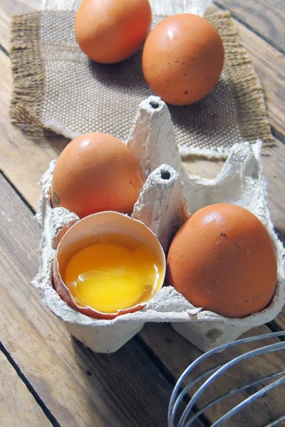 Uova di pollo e frusta — Foto Stock