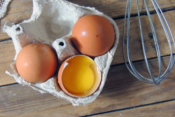 Куриные яйца и венчик — стоковое фото