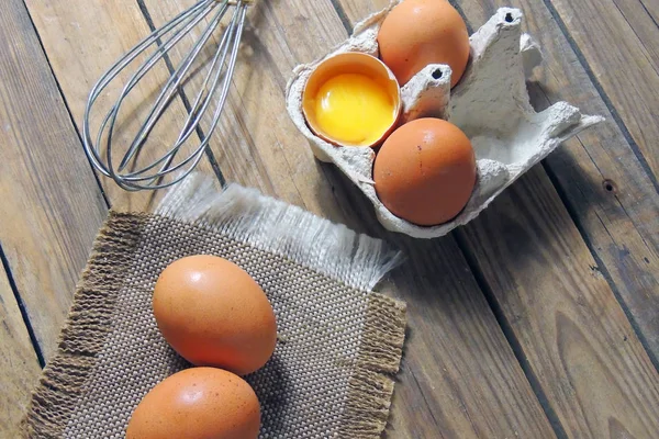 Huevos de pollo y batidor —  Fotos de Stock