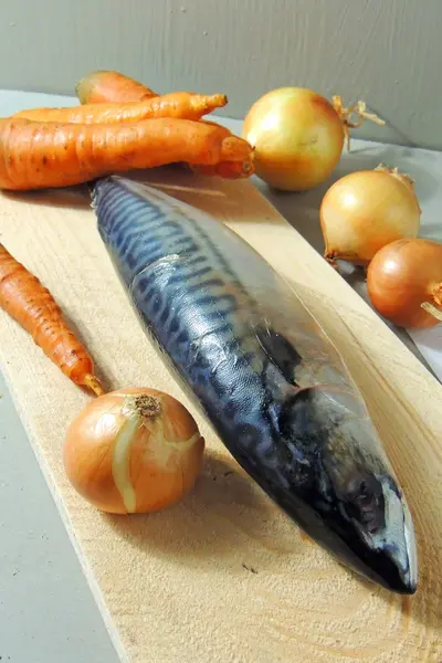 Friss makréla és zöldség — Stock Fotó