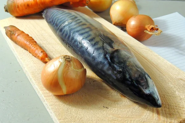 Friss makréla és zöldség — Stock Fotó