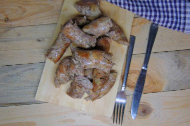 Ev yapımı kızarmış sosis.