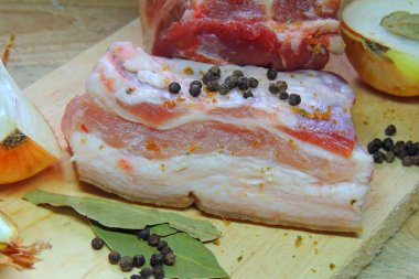 Et ve baharatlı domuz yağı.