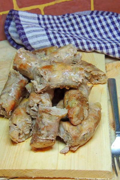 Домашняя жареная колбаса — стоковое фото