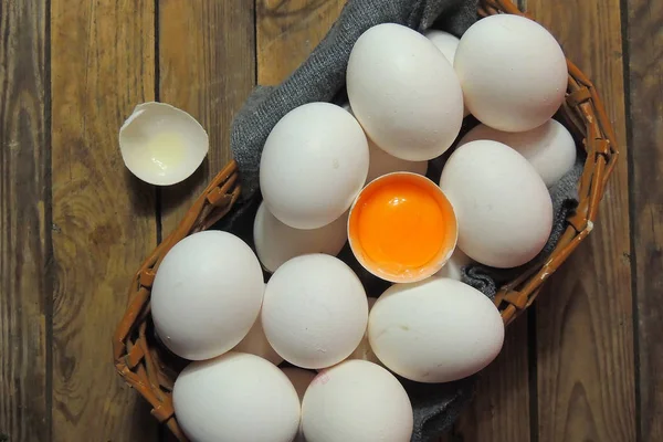 Домашние куриные яйца — стоковое фото