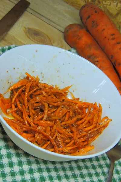 Горячий Морковный Салат Голубой Миске Вилкой Коричневом Фоне — стоковое фото