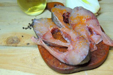 Balık parçaları açık havada ızgara tabağında kızartılmış. Lezzetli diyet balık yemeği.