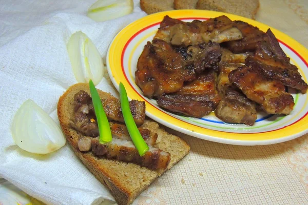 Pão Preto Farinha Grossa Pedaço Bacon Salgado Cortado Pedaços Cebola — Fotografia de Stock