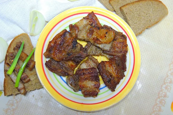 Pão Preto Farinha Grossa Pedaço Bacon Salgado Cortado Pedaços Cebola — Fotografia de Stock