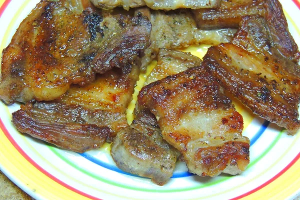 Pão Preto Farinha Grossa Pedaço Bacon Salgado Cortado Pedaços Cebola — Fotografia de Stock