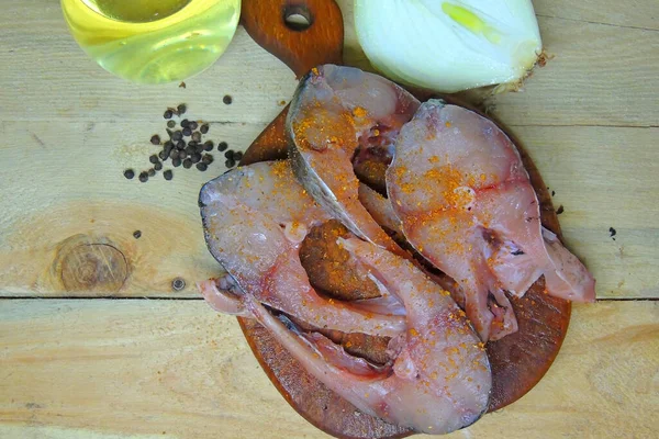 Pedaços Peixe Assado Perto Grelha Livre Dieta Saborosa Farinha Peixe — Fotografia de Stock