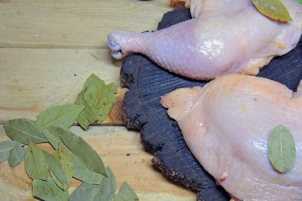 Patas Pollo Crudo Tabla Cortar Madera —  Fotos de Stock